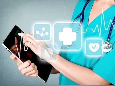 Médecin avec tablette derrière des icônes transparentes de micro-ondes
