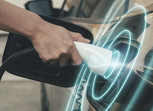 VE branché connecté à une station de recharge