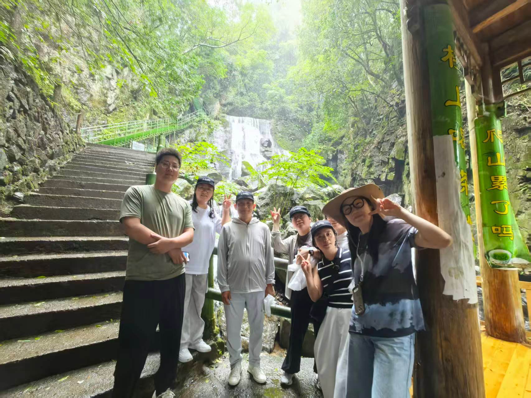 Averna China tại Thác nước