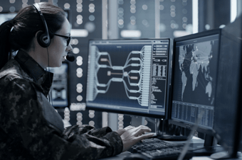 Aérospatiale - femme devant des écrans de contrôle