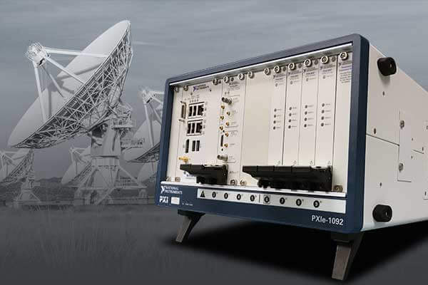 Bild des RP-6500 Breitband-GNSS-Signalgenerators vor einem großen Telekommunikationsturm